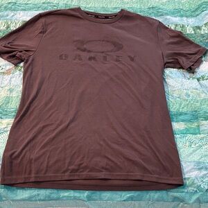 Oakley Men's Dark Gray Tee
Size large, worn once